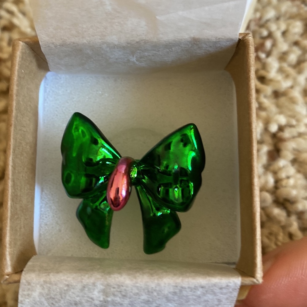 NWT Hugo Kreit metallic bow ring